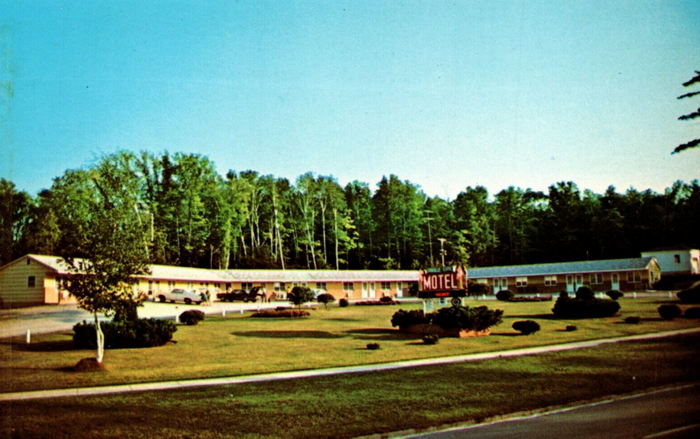 Candlelite Motel - Old Post Card (newer photo)
